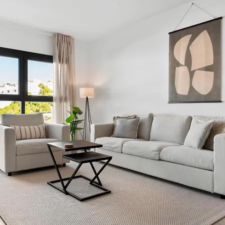 Apartment Beautiful 2-bedroom Near Center And