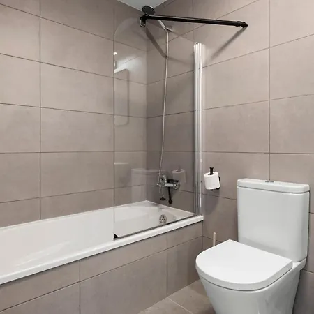 Beautiful 2-bedroom Near Center And Apartment *
