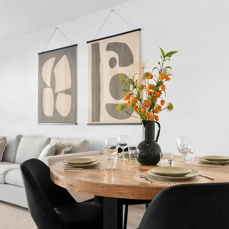 Beautiful 2-bedroom Near Center And Apartment