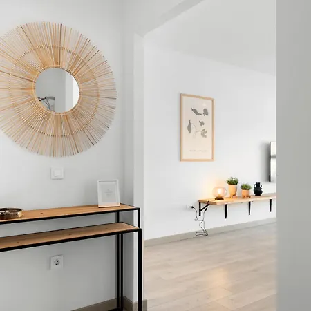 Apartment Beautiful 2-bedroom Near Center And