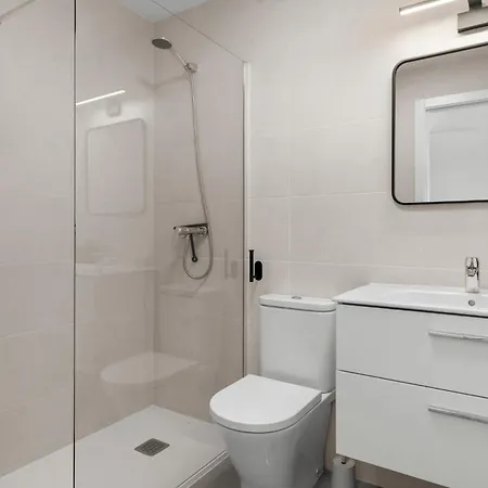 Beautiful 2-bedroom Near Center And Apartment