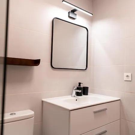 Beautiful 2-bedroom Near Center And Apartment *